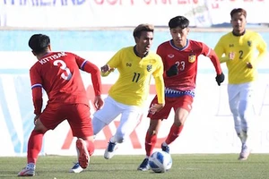 Thái Lan thắng đậm Lào nhưng vẫn bị Malaysia ‘đè’