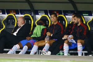 COVID-19 làm yếu cầu thủ, cho phép thay 5 người