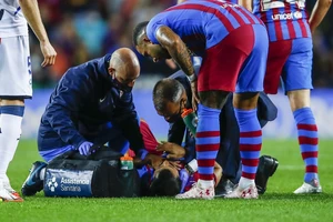 Sergio Aguero bất ngờ ngã quỵ trên sân, phải nhập viện