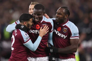 Liverpool mất gì sau trận thua West Ham, Moyes lên tiếng thách thức