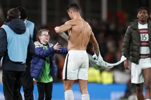 Hình ảnh dễ thương fan nữ nhí xin áo đấu Ronaldo
