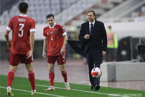 Karpin ‘nuốt không trôi’ pha đốt đền của học trò