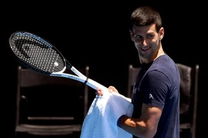 Djokovic từ chối tháo khẩu trang 5 phút để chụp hình