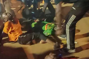 6 người chết vì chen lấn vào sân xem chủ nhà đá với Comoros