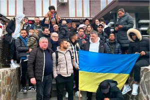 Chủ tịch UEFA giải cứu cầu thủ ở Ukraina