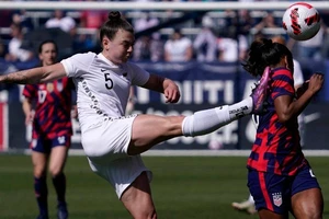 Kỳ lạ, một hậu vệ có cú hat-trick đốt đền