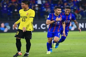 JDT đá cho đối thủ không nhận ra "ông lớn châu Á"
