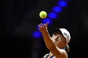 Swiatek thì thương VĐV Nga, còn Lewandowski ghét