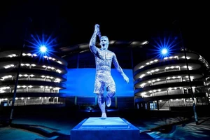 Tượng Aguero bị ‘ném đá’ vì giống Kroos