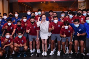 Đến thăm đội U-23 Thái Lan, bà Pang chỉ định luôn đội trưởng