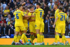 Ukraine mang cờ vào phòng thay đồ hứa chơi như người lính