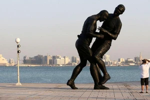 Qatar dựng lại bức tượng gây tranh cãi về Zidane