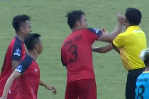 Video cầu thủ Anh Vũ chỉ thẳng mặt, đánh trọng tài