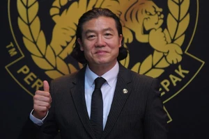 Kim Pan-gon khuyên hoàng tử Ismail quay lại bóng đá