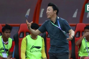 Thầy Park bỏ bớt, ông Shin vừa “xay lúa vừa bồng em”