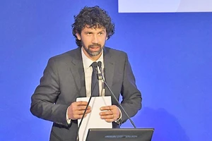 Cựu danh thủ Ý Tommasi làm thị trưởng Verona