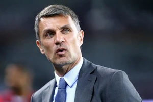 Maldini ký hợp đồng mới với AC Milan hai năm nữa