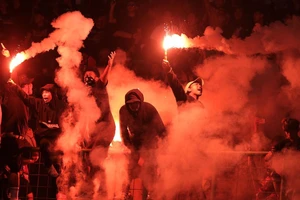 Toàn cảnh vụ đốt pháo sáng khi U-19 Indonesia không thắng nổi VN