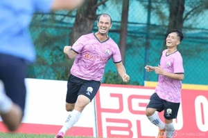 B. Bình Dương đưa Kesley ra sân và Tuấn “nhím” ngồi ghế nóng