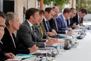 Olympic 2024 khó quá, Tổng thống Macron phải họp khẩn