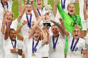 Chùm ảnh "Tam sư nữ" đánh bại Đức và lên ngôi châu Âu