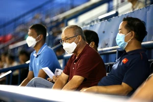 Thầy Park ngồi trên khán đài có nhớ nghề?!