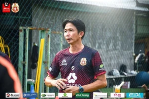 Dusit xua quân đá cho Madam Pang biết tay