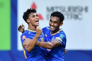 Con trai huyền thoại Singapore thần tượng Dangda