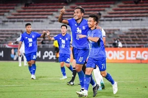 Hai đại diện ĐNA tại Champions League một thua thảm, một thắng đậm