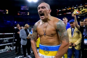 Joshua lại vay thêm nợ Usyk