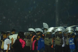 Clip bạo loạn bóng đá ở Indonesia làm 127 người chết