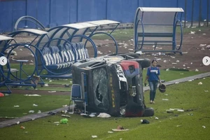 Chùm ảnh xe cảnh sát bị đốt trong sân bóng Kunjuruhan