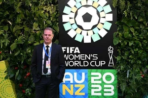 HLV Stajcic 'quay xe' và ghen tị với tuyển VN