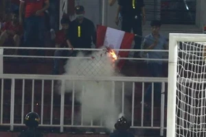 Sân Thống Nhất cháy trên khán đài trận Sài Gòn tiếp Hải Phòng