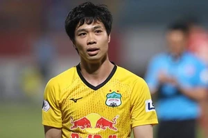 HA Gia Lai nguy cơ rớt hạng và cú Panenka hỏng ăn của Công Phượng