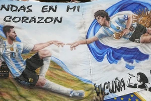 Bức ảnh Maradona... 'phù hộ' cho Messi tỏa sáng