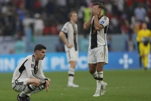 Tuyển Đức tự giận mình rồi nhìn sang Ý để an ủi