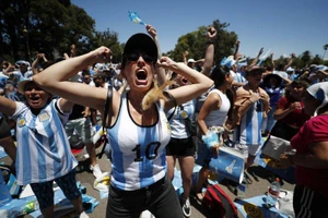 Fan Argentina khắp thế giới ăn mừng ra sao?