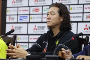 Cộng đồng mạng Malaysia cay cú 'quả pen', ông Kim và học trò tâm phục