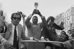 HLV Feola kể về áp lực 'dùng thiếu niên' Pele đá World Cup 1958