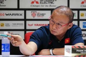 Sốt pha chỉ tay bắt bài của ông Park