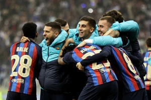 Chùm ảnh Barcelona ăn mừng Siêu cúp ở Riyadh