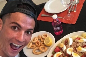 Ronaldo rao tuyển đầu bếp lương 4.500 bảng/tháng
