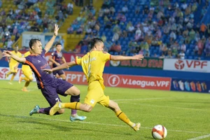 Chủ nhà B. Bình Dương suýt thua HA Gia Lai