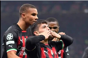 Chùm ảnh Conte dẫn Tottenham về quê và thua