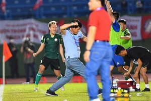 Ông Thành có chiến thắng đầu tiên, Popov thách thức nhà vô địch