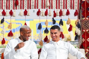 Ronaldo nhập gia tùy tục 