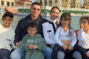 Xem hai con gái của Ronaldo hát tiếng... Ả rập
