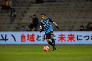 Dự bị mãi, Chanathip đi chùa ở Nhật để được ra sân