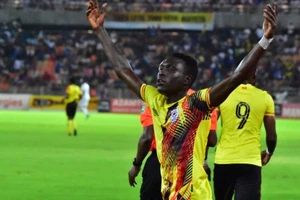 Trận đấu bù giờ hơn 36 phút trong hiệp 1